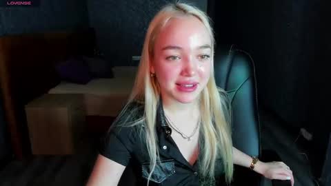 Snapshot of christy_little chatting on February 28, 8:20 am hristy3 online show from February 28, 8:20 am