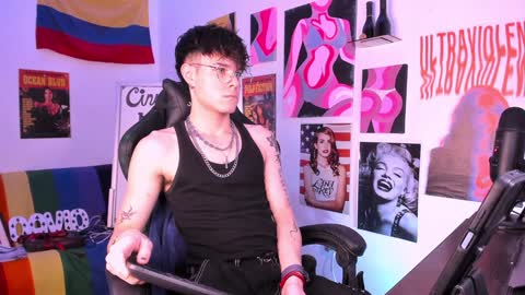 David     Independent Model online show from February 4, 4:59 am