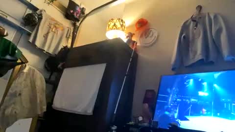 Snapshot of clarkshammer95 chatting on March 5, 10:43 pm clarkshammer95 online show from March 5, 10:43 pm
