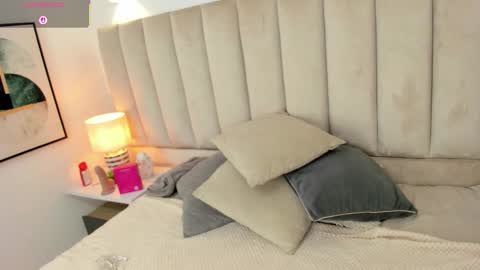 clhoe_johnson_ online show from October 7, 12:45 pm