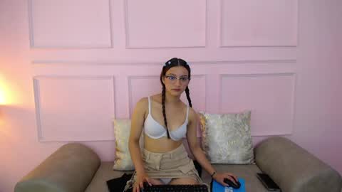 Cloe  online show from November 14, 3:25 pm