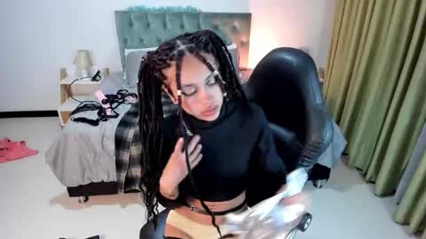 Snapshot of clown_face chatting on February 6, 9:43 am emely dolce online show from February 6, 9:43 am