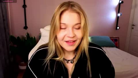 Collen Mon Tue Wed Thu Fri GMT 3 0300am - 0900am  online show from April 12, 4:44 pm