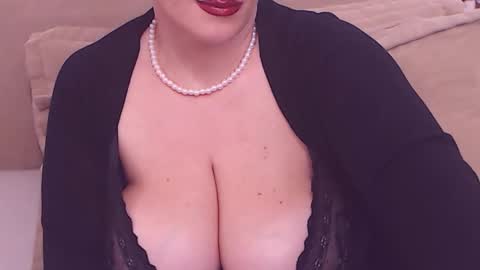 Snapshot of college_dream_bbw chatting on February 6, 10:25 am Maddison online show from February 6, 10:25 am