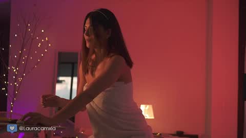 Laura online show from January 20, 2:01 am