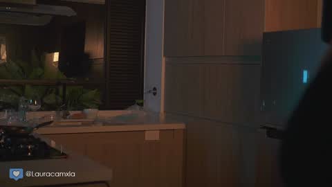 Laura online show from December 6, 11:19 pm