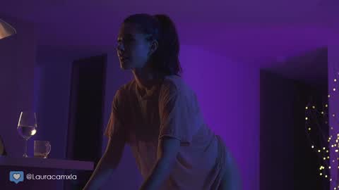 Laura online show from December 18, 1:26 am