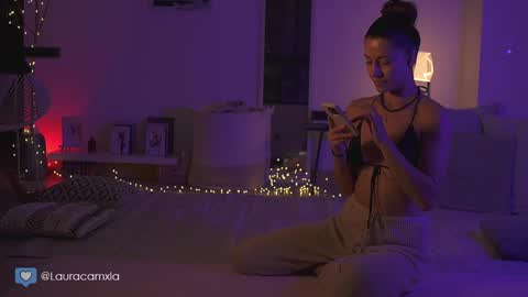 Laura online show from December 21, 11:24 pm