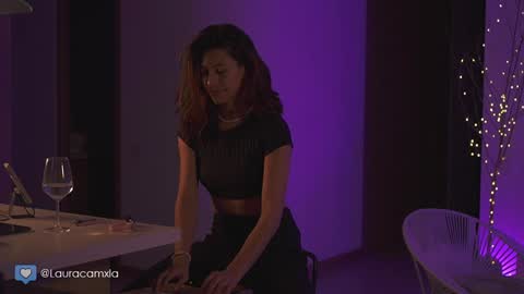Laura online show from December 18, 11:19 pm