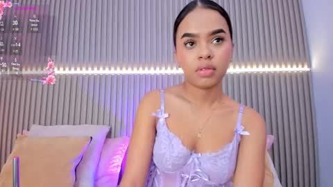 coralineross_ online show from October 18, 11:25 am