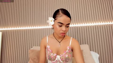 coralineross_ online show from February 25, 11:10 am