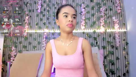 coralineross_ online show from November 18, 11:24 am