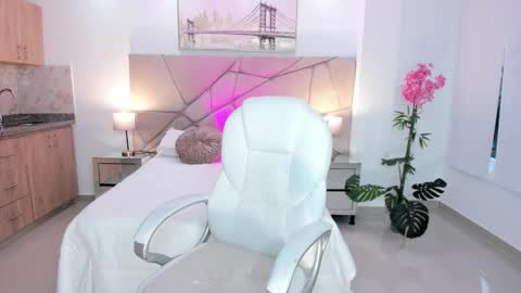 Corina White online show from September 27, 1:31 pm