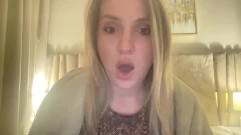 cosmo_blondiee online show from September 23, 7:09 pm