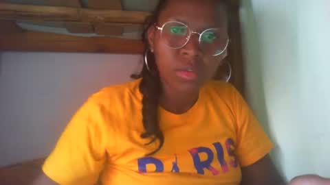 Snapshot of couleur_vanille chatting on February 4, 8:02 am couleur_vanille online show from February 4, 8:02 am