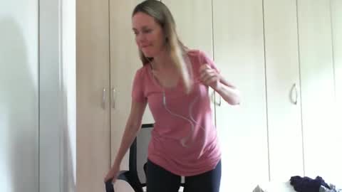 Snapshot of crazyanny chatting on February 13, 10:55 am Anny online show from February 13, 10:55 am
