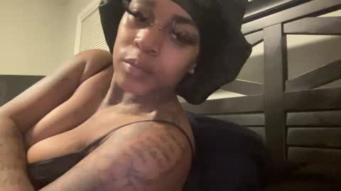 Snapshot of creame_sensation chatting on December 7, 7:10 am PHANTOMTARGARYENXXX online show from December 7, 7:10 am