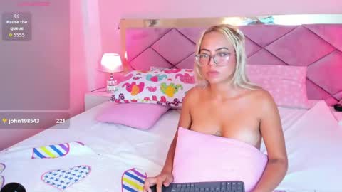 CristyBloom  online show from May 26, 10:49 pm