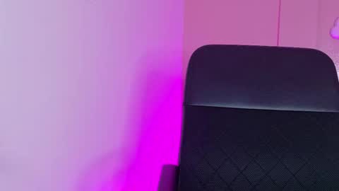 Nicole  Connection time 220pm-910pmCol online show from October 31, 8:20 pm