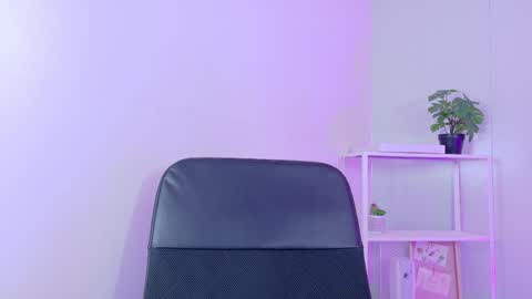 Nicole  Connection time 220pm-910pmCol online show from April 4, 7:32 pm