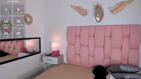 Snapshot of cristalmunez chatting on February 5, 1:00 pm cristal online show from February 5, 1:00 pm