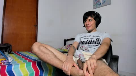 Snapshot of cristian_ortiz_1 chatting on December 21, 3:03 am Cristian online show from December 21, 3:03 am