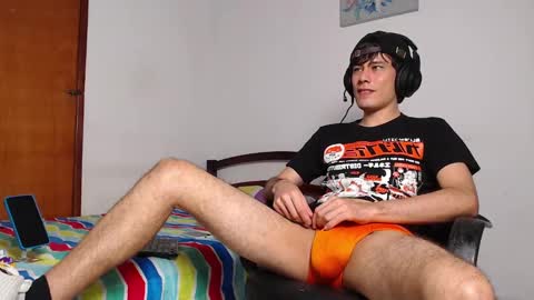Snapshot of cristian_ortiz_1 chatting on December 16, 1:31 am Cristian online show from December 16, 1:31 am