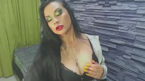 Snapshot of cruela_deviil chatting on December 6, 6:22 pm cruela_deviil online show from December 6, 6:22 pm