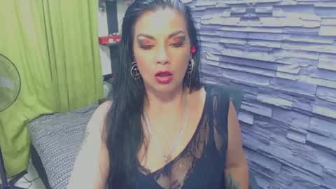 Snapshot of cruela_deviil chatting on February 27, 8:24 am cruela_deviil online show from February 27, 8:24 am