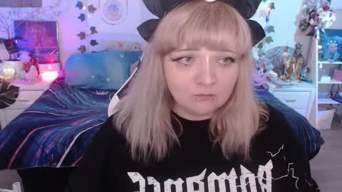 Snapshot of crystal_galaxy chatting on September 8, 6:29 pm   online show from September 8, 6:29 pm