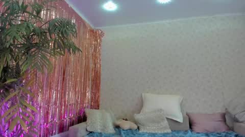 Snapshot of crystalnut chatting on January 15, 3:43 am Maria online show from January 15, 3:43 am
