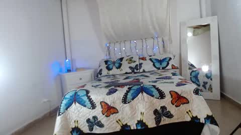 Snapshot of crystalvans chatting on February 25, 1:20 am Cristal online show from February 25, 1:20 am