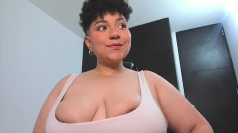 Snapshot of curly_cam_queen chatting on January 16, 3:34 am Bruna online show from January 16, 3:34 am