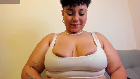 Snapshot of curly_cam_queen chatting on March 2, 3:02 am Bruna online show from March 2, 3:02 am