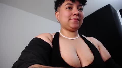 Snapshot of curly_cam_queen chatting on December 8, 3:40 am Bruna online show from December 8, 3:40 am