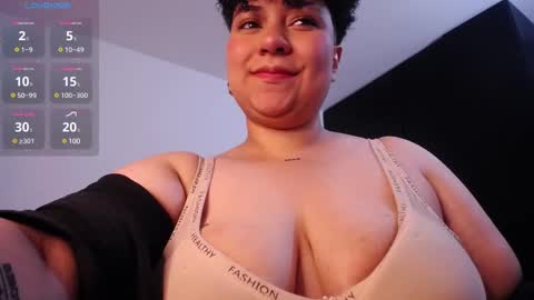 Snapshot of curly_cam_queen chatting on December 6, 5:14 am Bruna online show from December 6, 5:14 am