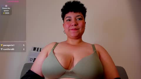 Snapshot of curly_cam_queen chatting on January 24, 8:11 pm Bruna online show from January 24, 8:11 pm
