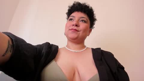 Snapshot of curly_cam_queen chatting on February 10, 3:21 pm Bruna online show from February 10, 3:21 pm
