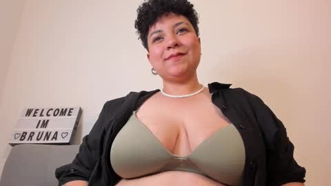 Snapshot of curly_cam_queen chatting on February 8, 5:08 am Bruna online show from February 8, 5:08 am