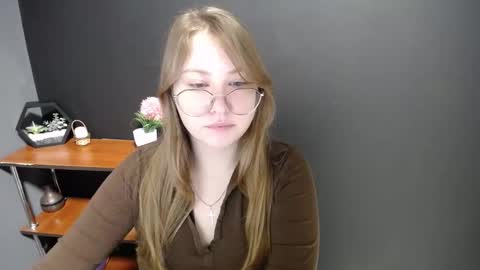Snapshot of cute_minx chatting on February 19, 7:28 am Veronica online show from February 19, 7:28 am