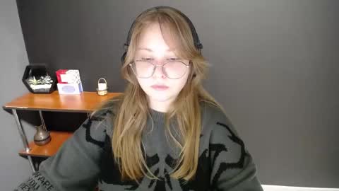Snapshot of cute_minx chatting on February 10, 10:42 am Veronica online show from February 10, 10:42 am