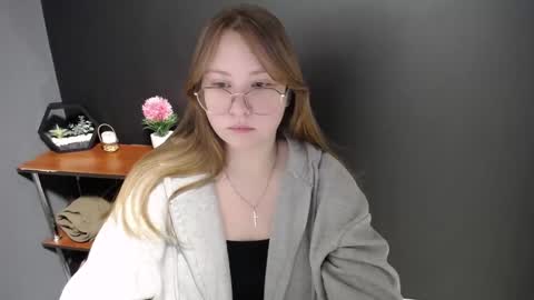 Snapshot of cute_minx chatting on February 18, 7:21 am Veronica online show from February 18, 7:21 am