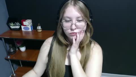Snapshot of cute_minx chatting on January 21, 10:41 am Veronica online show from January 21, 10:41 am