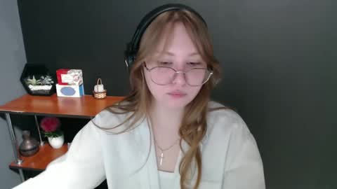 Snapshot of cute_minx chatting on January 27, 10:16 am Veronica online show from January 27, 10:16 am