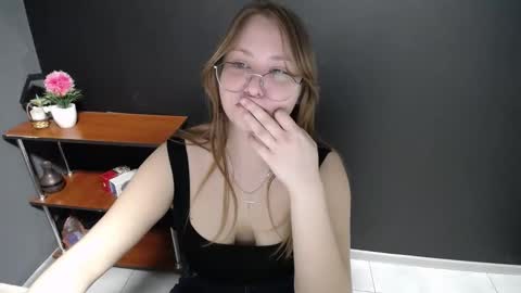 Snapshot of cute_minx chatting on February 25, 10:26 am Veronica online show from February 25, 10:26 am