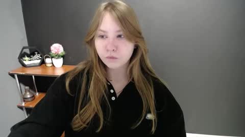 Snapshot of cute_minx chatting on February 24, 7:22 am Veronica online show from February 24, 7:22 am