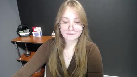 Snapshot of cute_minx chatting on February 11, 10:14 am Veronica online show from February 11, 10:14 am