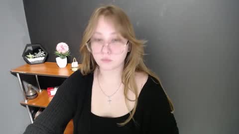 Snapshot of cute_minx chatting on February 28, 11:47 am Veronica online show from February 28, 11:47 am