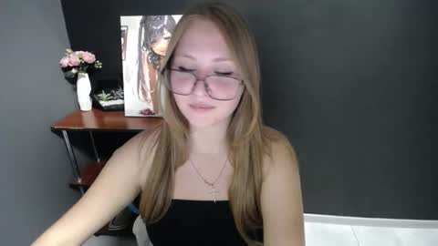 Snapshot of cute_minx chatting on September 18, 8:29 am Veronica online show from September 18, 8:29 am