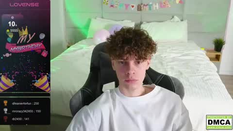 Snapshot of cute_thomas chatting on February 15, 10:10 pm Thomas - online show from February 15, 10:10 pm